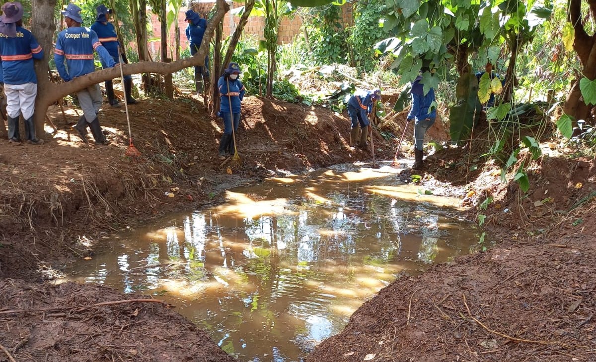 Rondonópolis | Semma celebra Dia Mundial da Água com limpeza de nascente