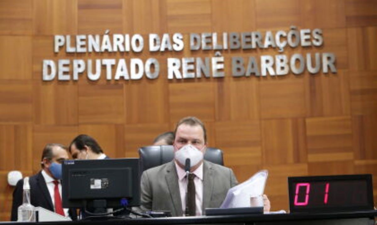 De autoria de Max Russi, proposta de aquisição de computadores e plano de internet para professores é aprovado