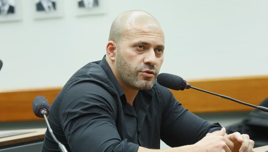 Alexandre Moraes concede prisão domiciliar a Daniel Silveira com tornozeleira
