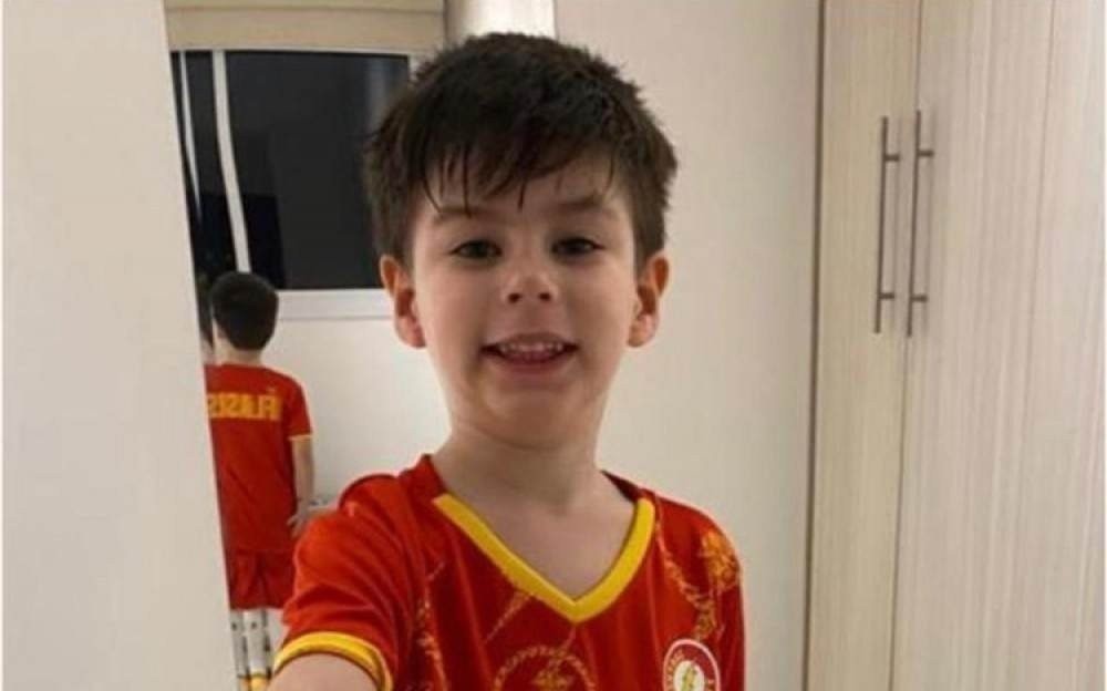Morte do menino Henry: polícia cumpre mandados de busca na casa da mãe, do pai e do padrasto e apreende celulares