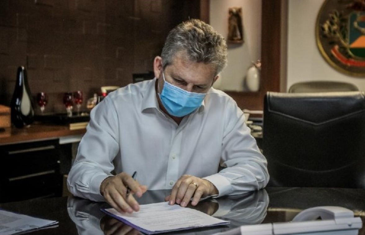 Governo entrega à ALMT projetos para triplicar valor de multas para quem descumprir medidas e criar auxílio a professores