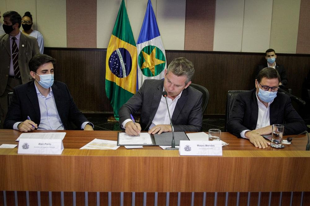 Mato Grosso | Governador regulamenta ajuda de custo para compra de computadores e planos de internet para 15 mil professores