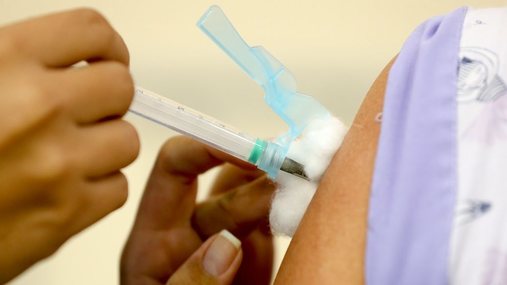 Brasil chega a 14 milhões de pessoas vacinadas com 1ª dose contra covid