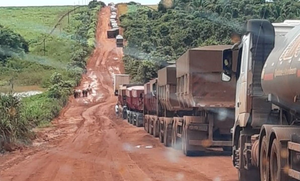 Mato Grosso | Caminhoneiros levam até 13 horas para passar por trecho da BR-158 com atoleiros