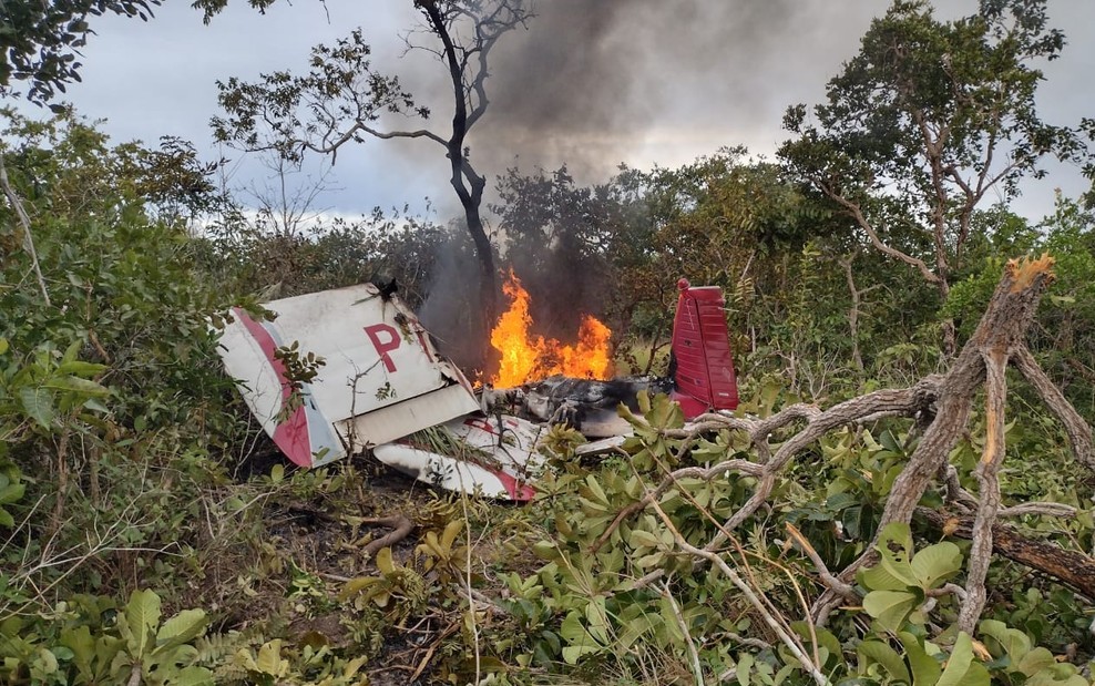 Mato Grosso | Duas pessoas morrem carbonizadas em queda de avião; outras 2 estão em estado grave