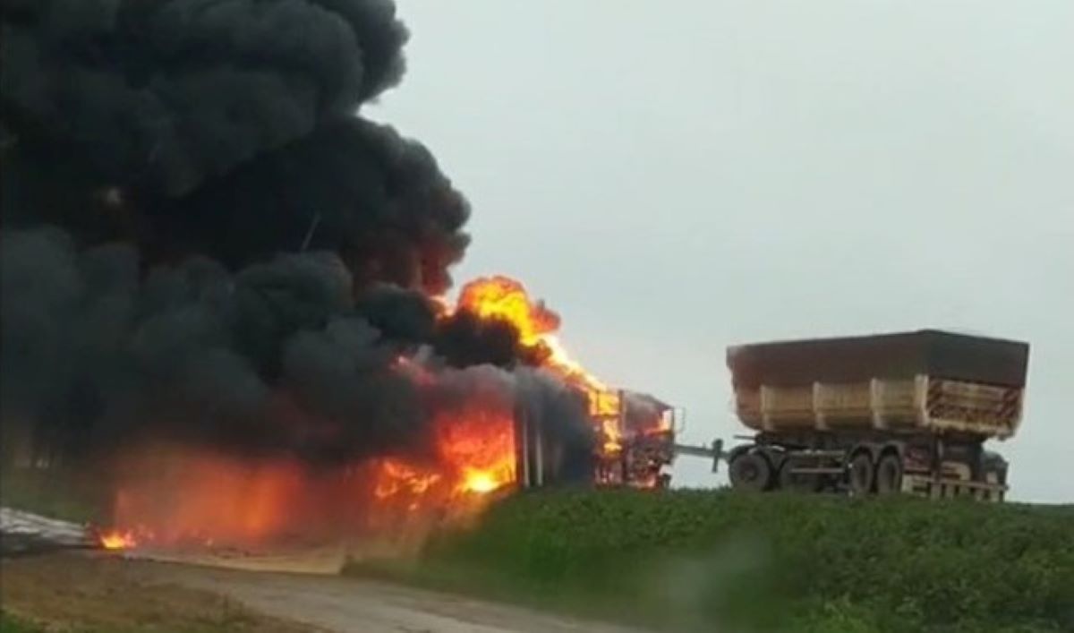 Lucas do Rio Verde | Caminhão-tanque com combustível pega fogo após acidente e rodovia é interditada