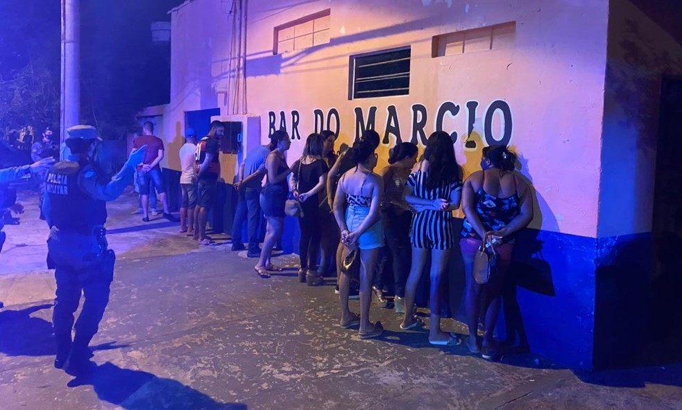 Rondonópolis | Polícia flagra clientes aglomerados em bar sem alvará e 13 são presos e multados