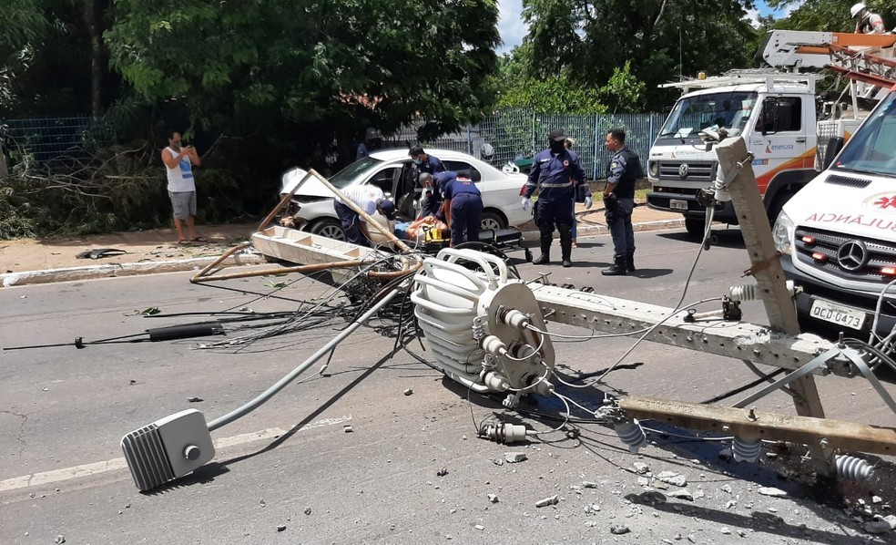 Motorista passa mal enquanto dirige e derruba poste em avenida de Cuiabá