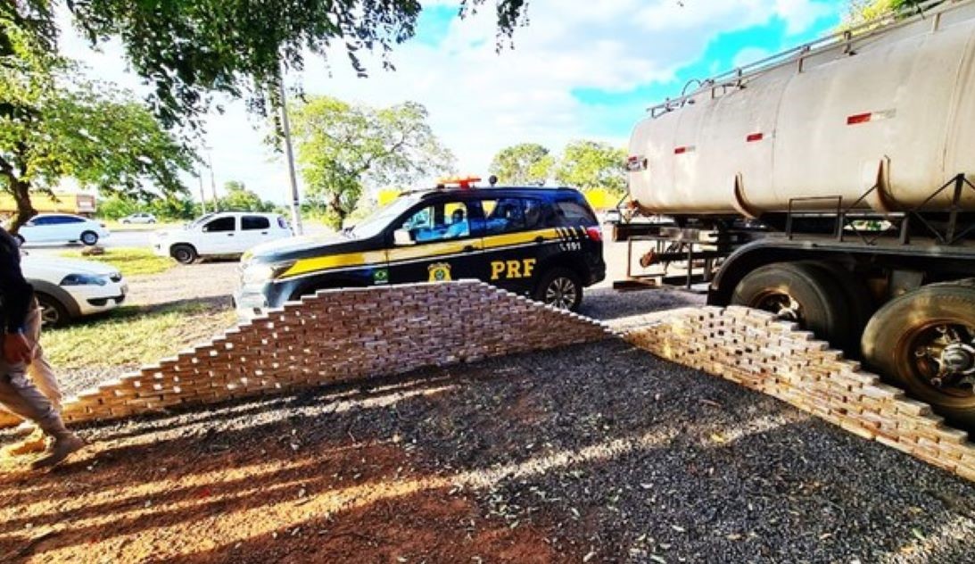 Várzea Grande | PRF apreende quase meia tonelada de cocaína escondida em caminhão tanque
