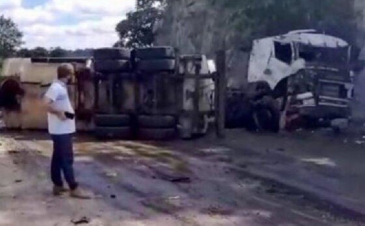 Motorista perde controle da direção e tomba carreta na Serra de São Vicente