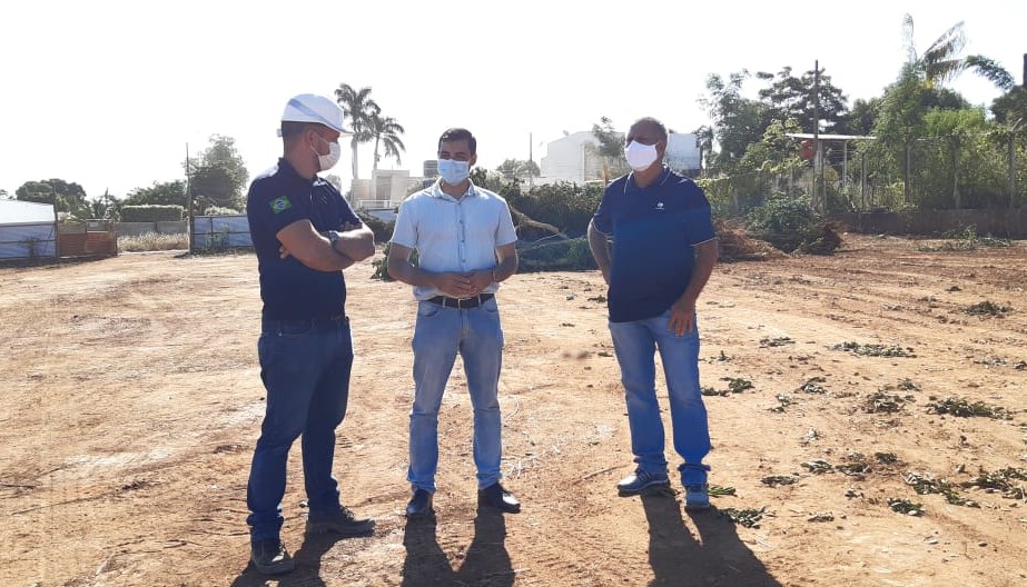 Secretário de Desenvolvimento Econômico visita canteiro de obras da nova loja do  Assaí na Vila Operária