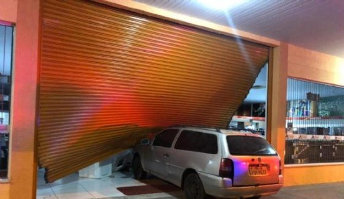 Cuiabá | Bandidos usam carro para quebrar porta e fazer “limpa” em loja