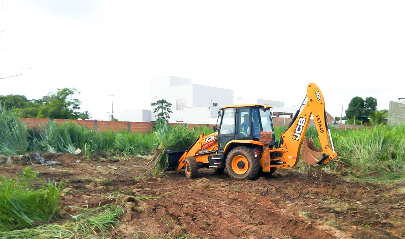 Prefeitura efetua limpeza e aplica multas em terrenos baldios sujos em Cáceres