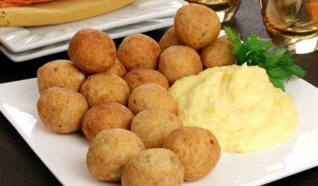 Bolinho de peixe com purê de mandioquinha para saborear com a família