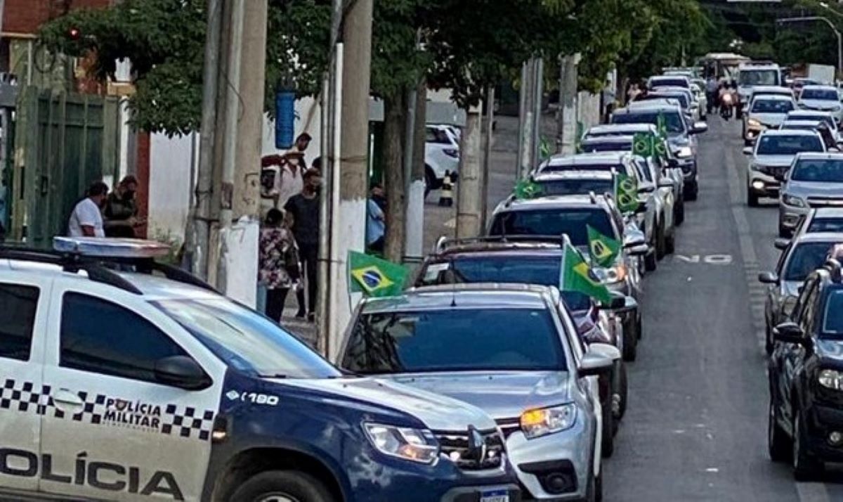 Empresários fazem carreata contra quarentena obrigatória em Cuiabá