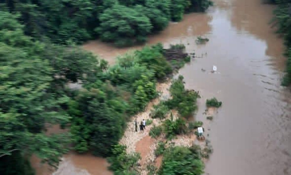 Cuiabá | Quatro pessoas ficam presas em ‘ilha’ no Rio Coxipó e são resgatadas por helicóptero