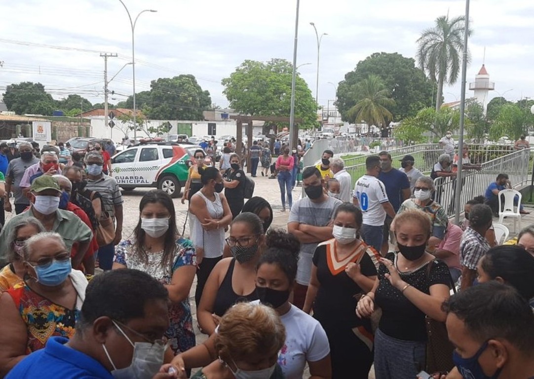 Várzea Grande tem longas filas e aglomeração de mil pessoas para vacina contra Covid-19