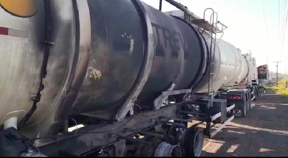 Caminhão com carga de combustível pega fogo em Várzea Grande
