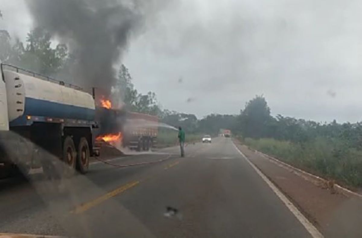 Rondonópolis | Carreta pega fogo após pneu estourar em rodovia