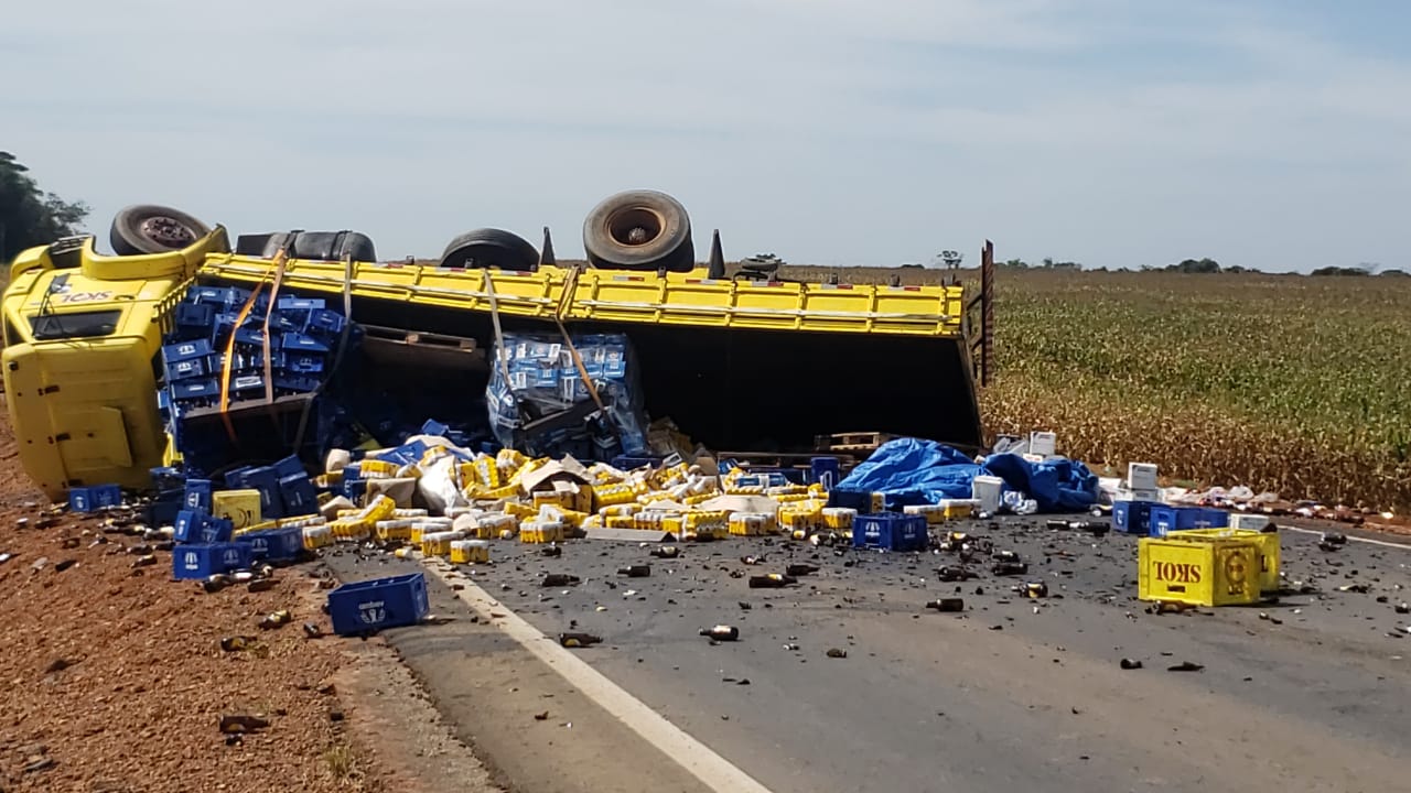 Caminhão carregado de cerveja tomba na MT-242