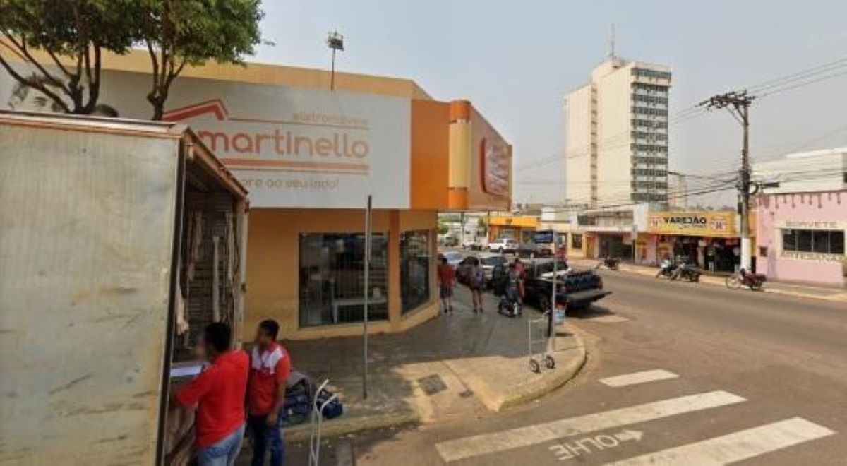 Rondonópolis | Bandidos armados invadem loja, prendem vítimas em cofre e fogem com Corolla roubado