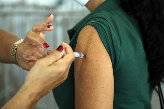 Grávida morre no RJ após tomar vacina AstraZeneca e Cuiabá suspende imunização