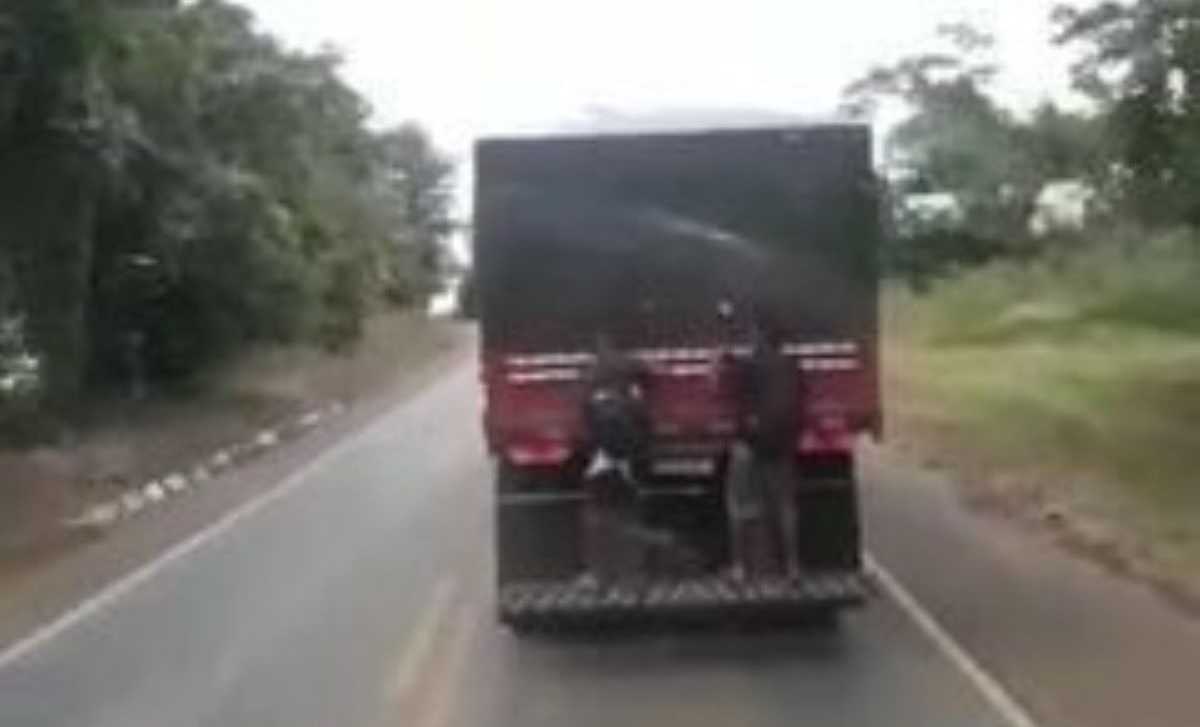 Homens pegam ‘carona’ em parachoque de caminhão na BR-364 em MT; veja vídeo