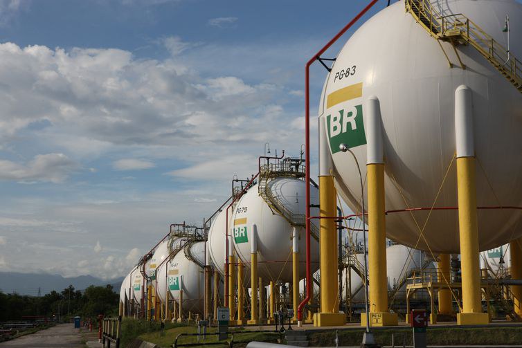 Gasolina e diesel ficam mais baratos nas refinarias