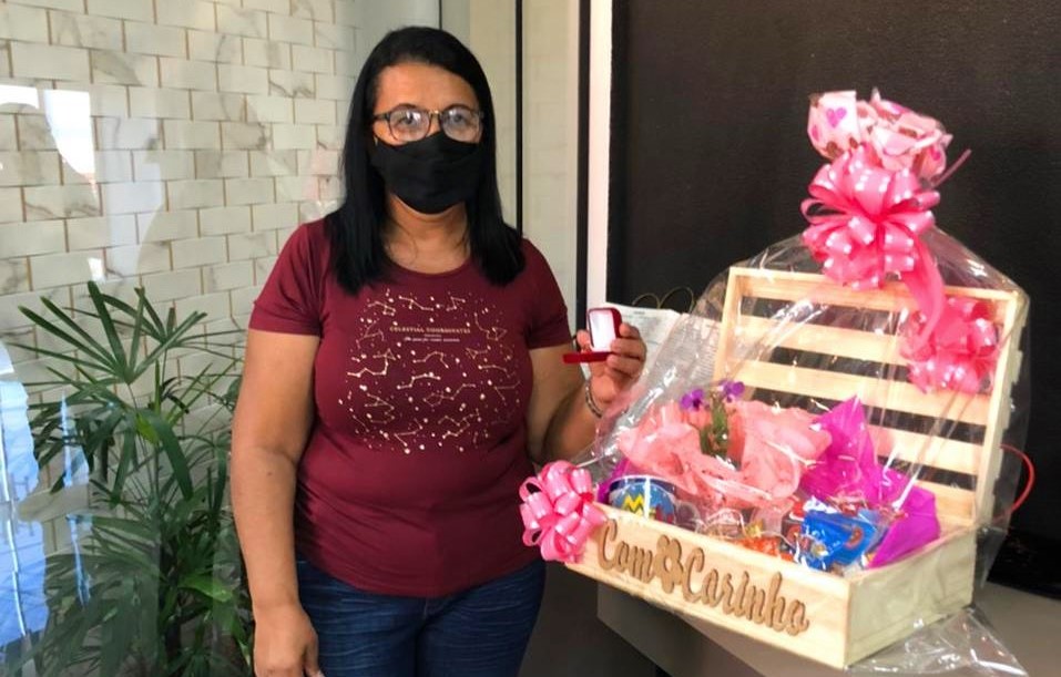 Sispmur entrega presente para vencedora do sorteio do Dia das Mães