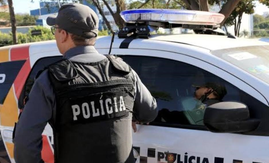 Mulher é presa pela PM por tentar invadir residência e ameaçar vítima de morte