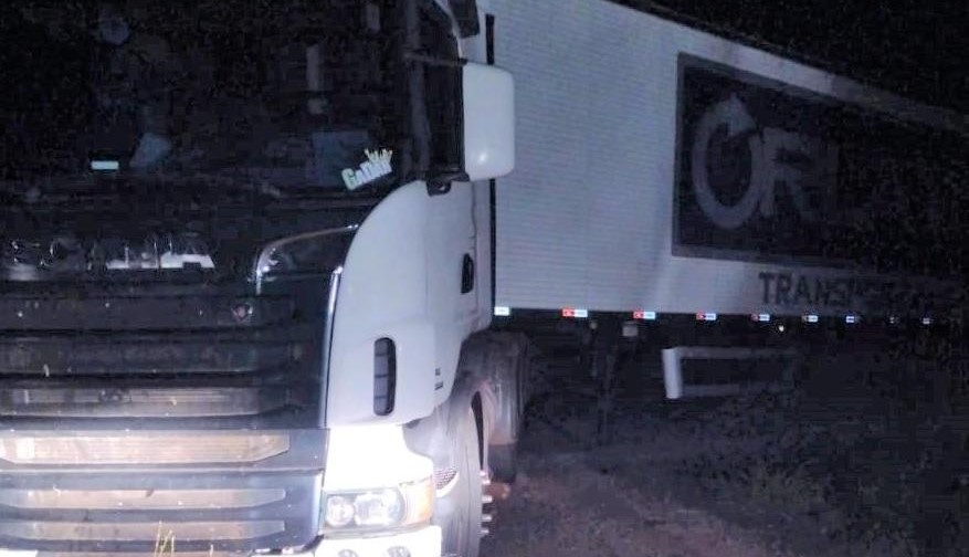 Várzea Grande | Policiais recuperam carreta e encontram motorista que tinha sido sequestrado