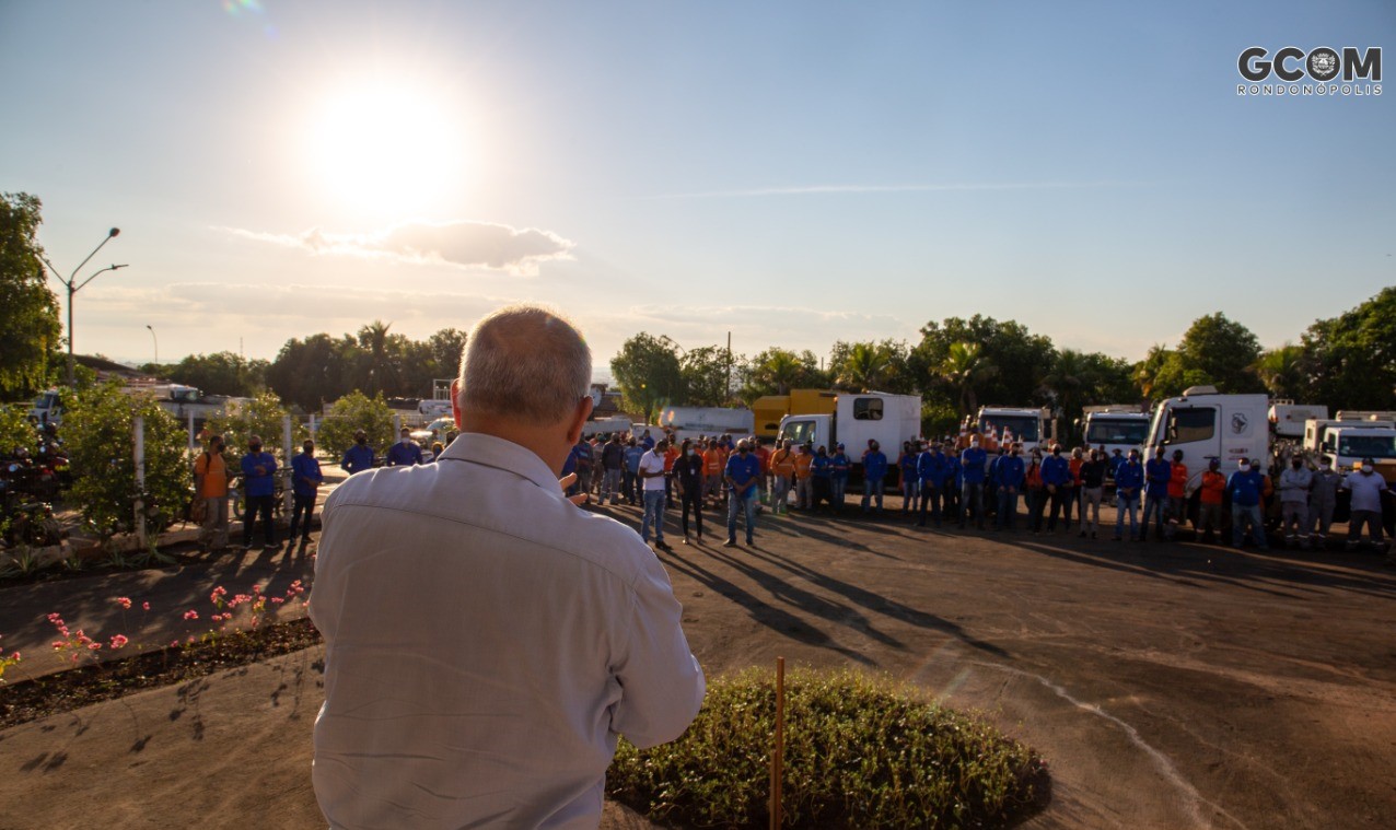 Prefeito toma café da manhã com servidores da Coder e visita canteiro de obras da futura sede