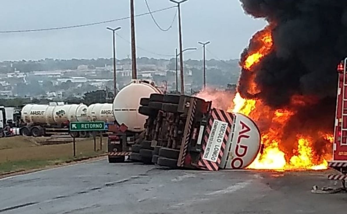 Caminhão tanque pega fogo em Rondonópolis; veja vídeo