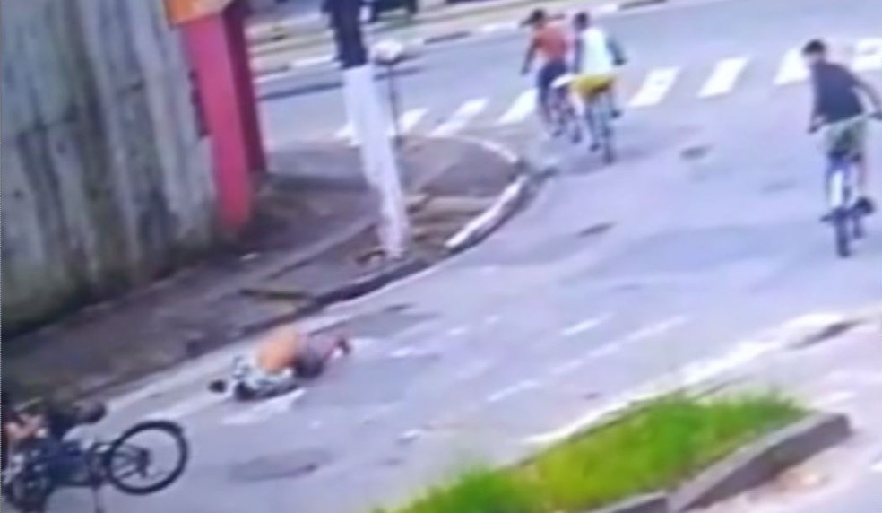 Câmera flagra adolescente sendo atropelado por motocicleta; veja vídeo