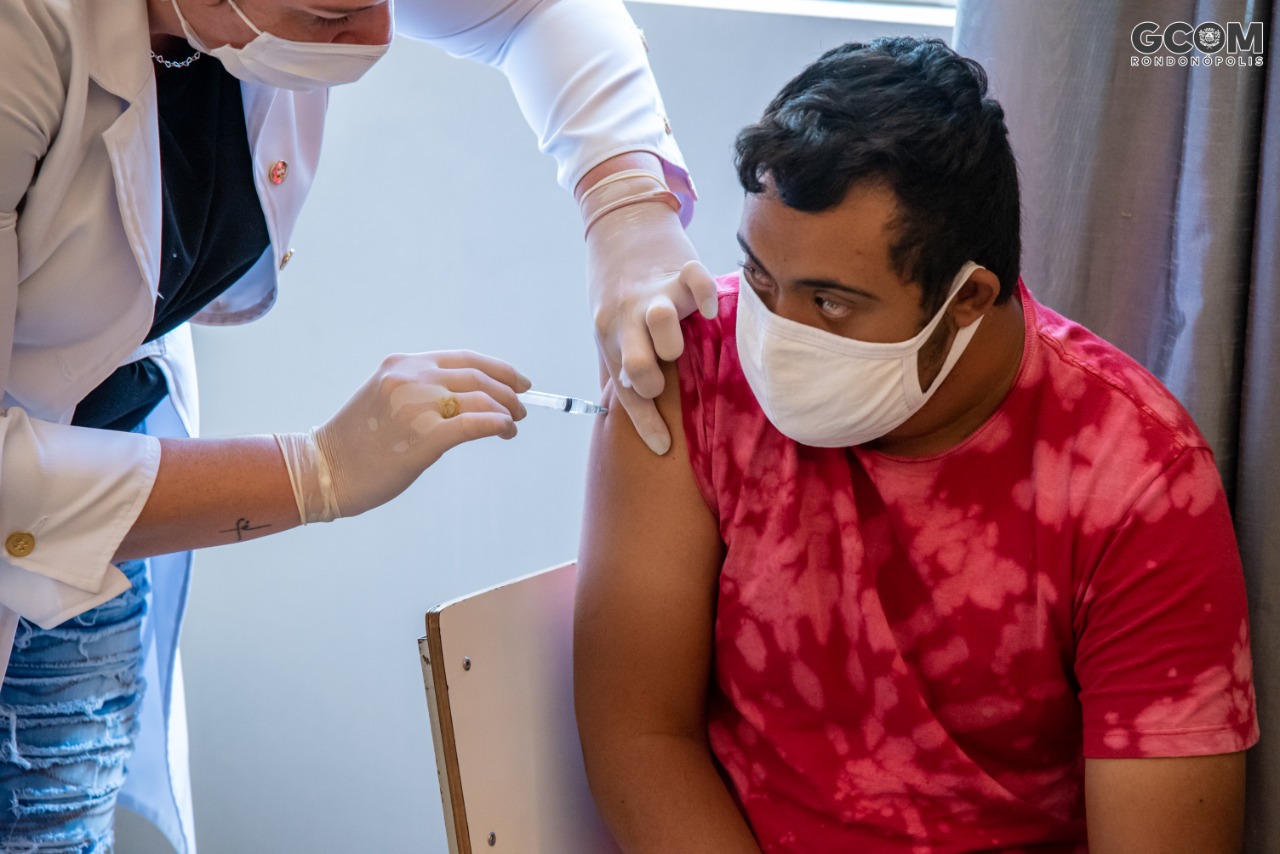 Rondonópolis inicia vacinação de pessoas com Síndrome de Down