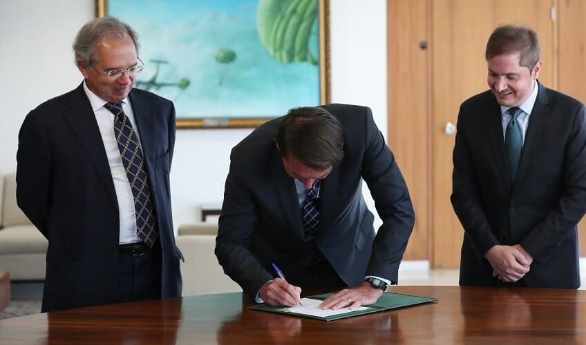 Bolsonaro relança programa que permite reduzir salários e jornada