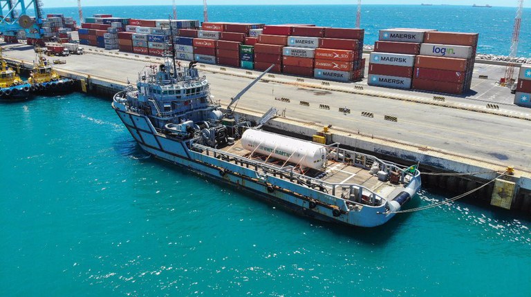 Navio da Marinha com 90 mil m³ de oxigênio chega a Belém