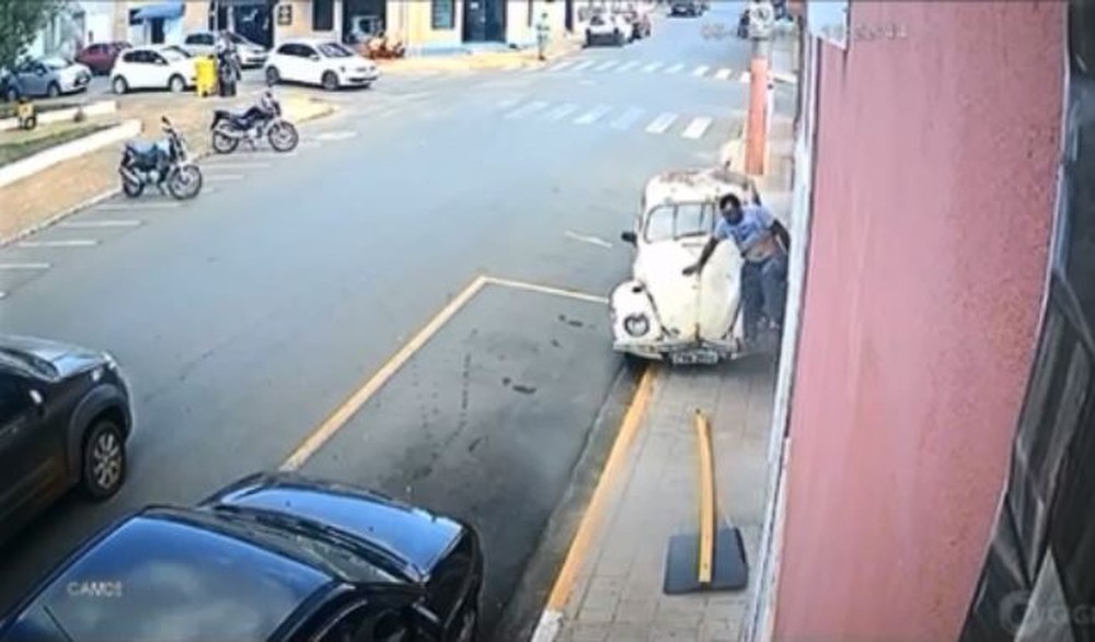 Homem sai correndo após ser atropelado na calçada por carro; veja vídeo