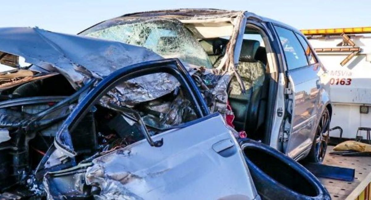 Carro colide com carreta e duas pessoas ficam feridas na BR-158