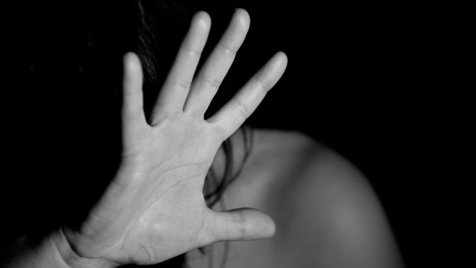 Homem é condenado a pagar R$8 mil após dar beijo forçado