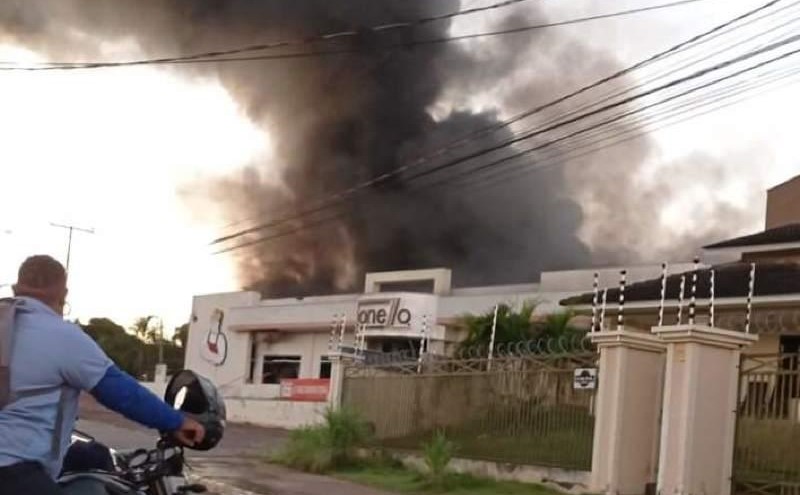 Diamantino | Incêndio de grande proporção destrói loja de materiais para construção
