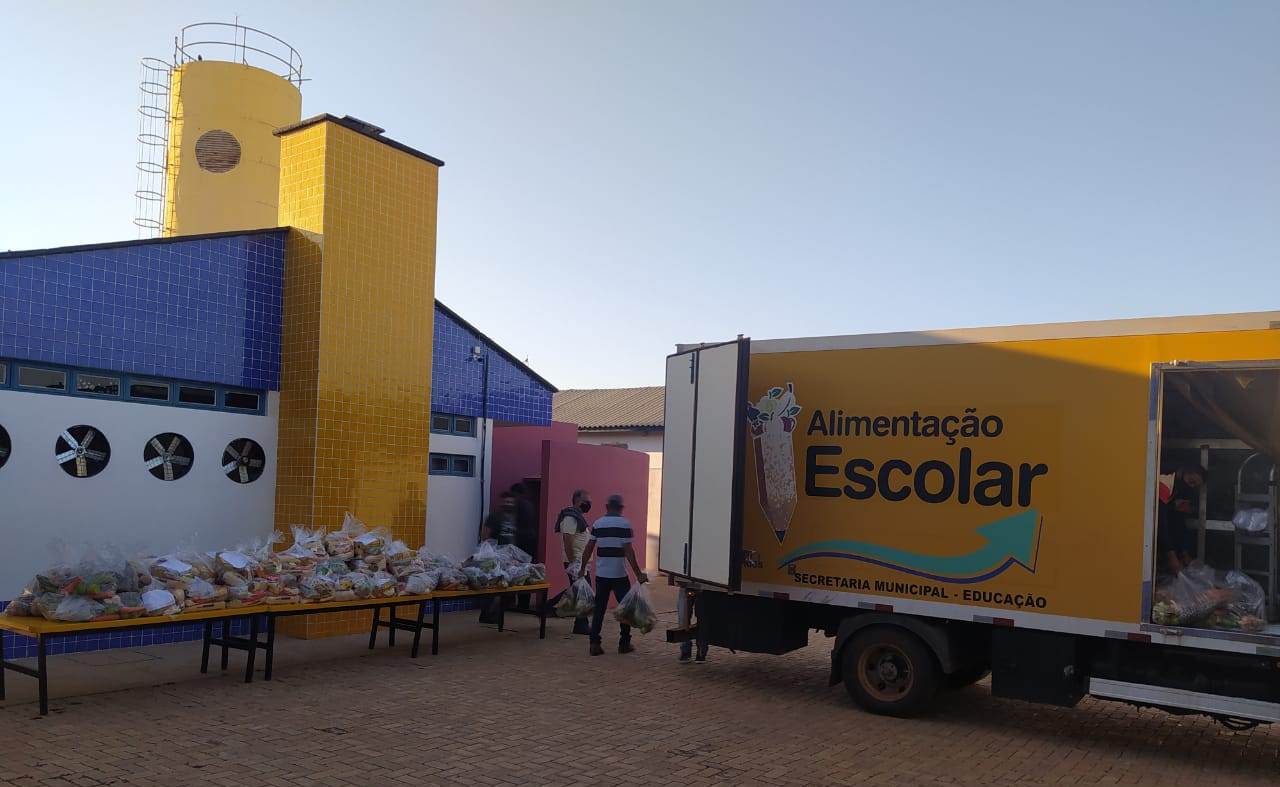 Prefeitura de Cáceres entrega kits da alimentação escolar