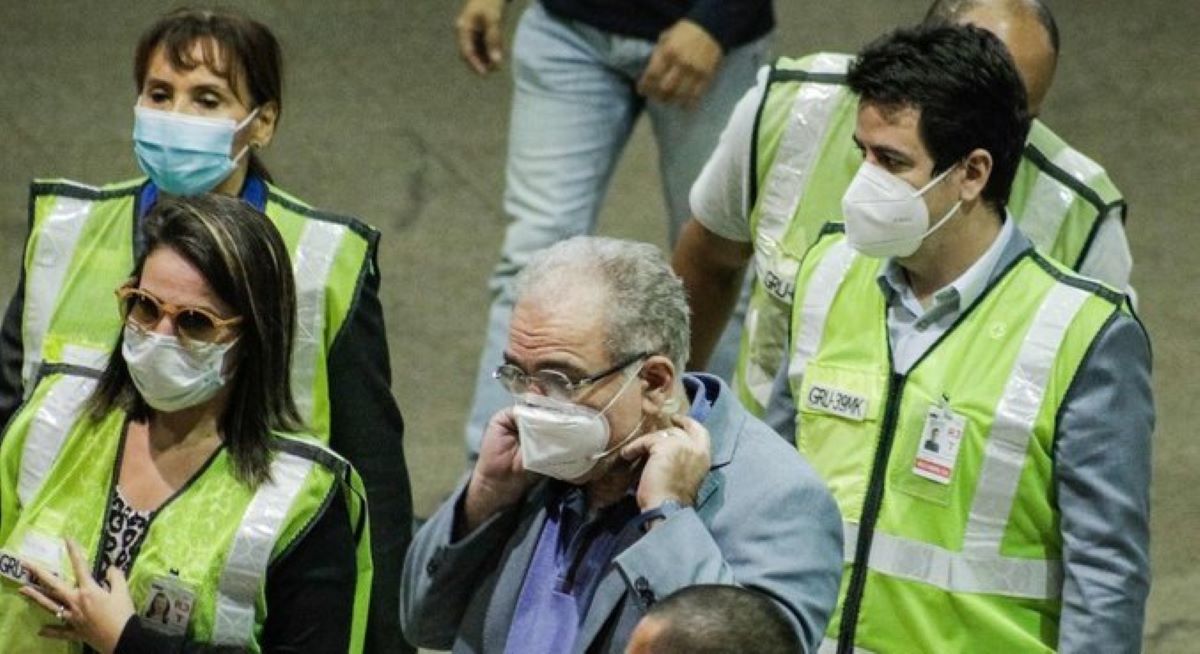 Ministro da Saúde comemora novas doses e garante distribuição imediata
