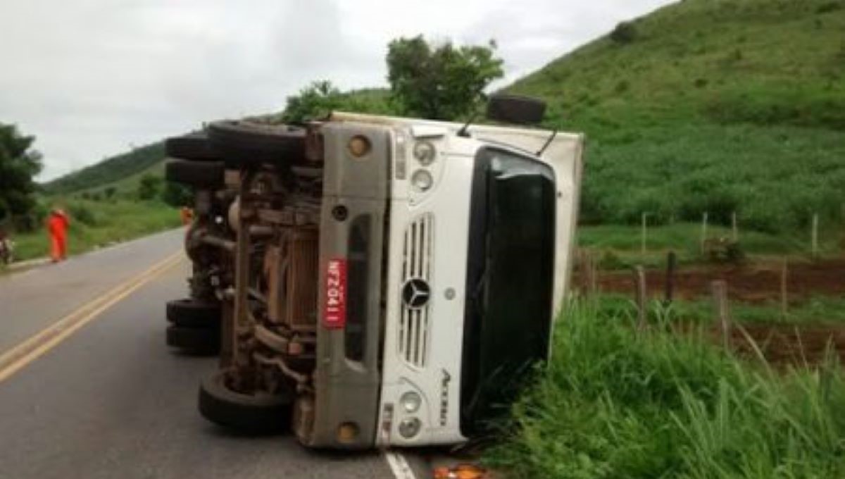 Caminhão carregado com sal mineral, tomba na BR-158 após pneu estourar