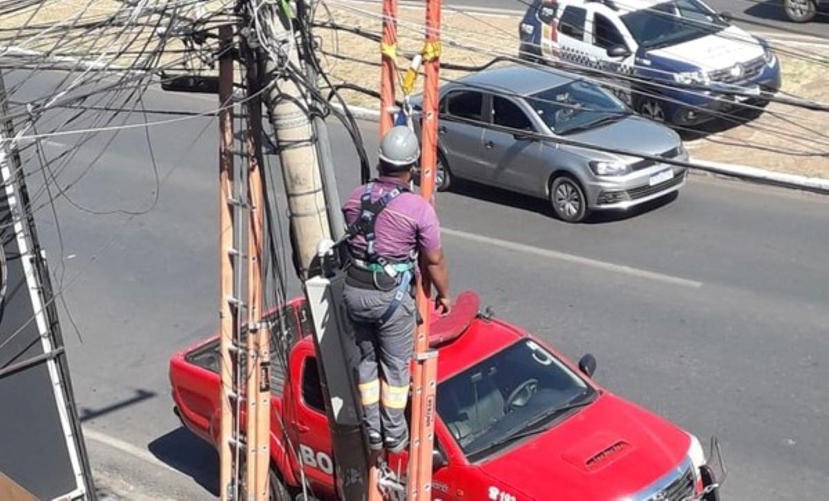 Trabalhador leva choque em poste de energia, fica pendurado em escada e é socorrido em Cuiabá