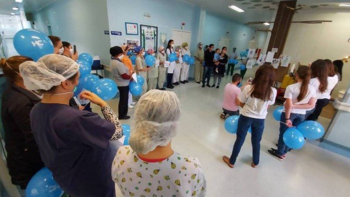 Bebê que sobreviveu a atentado a creche em Saudades tem alta do hospital