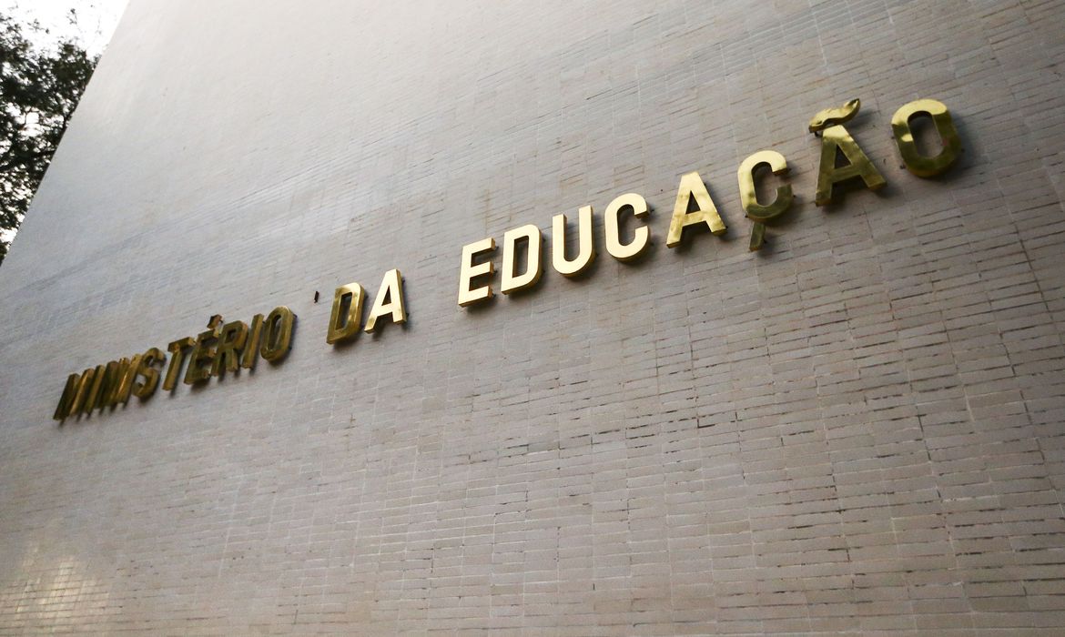 Portaria cria grupo de trabalho para debater atualizações no Enem e no Encceja