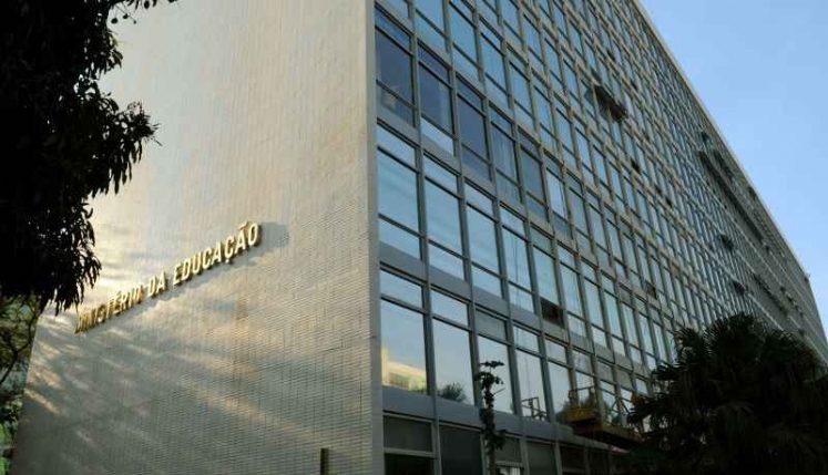 MEC lança 5 editais para contratar consultores