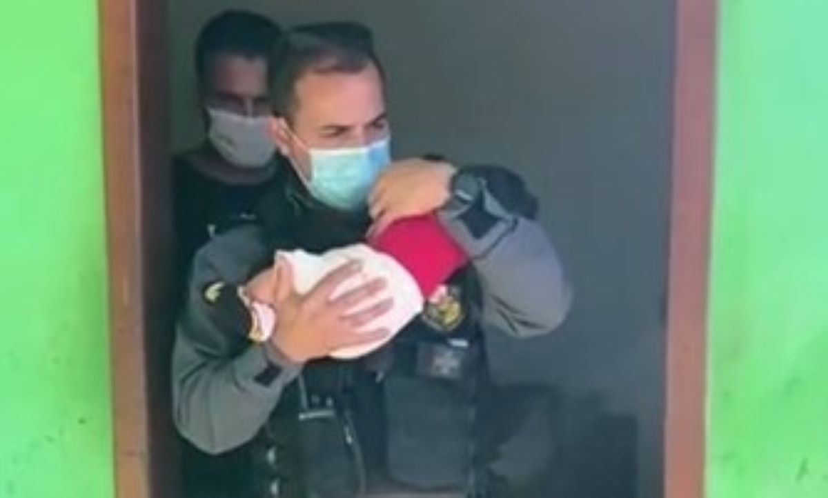Pontes e Lacerda | PM auxilia Conselho Tutelar na retirada de bebê penhorado em boca de fumo