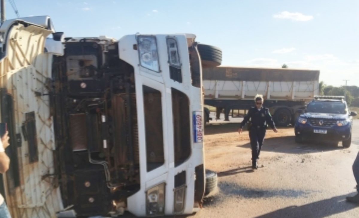 Carreta carregada com feijão tomba na MT-449